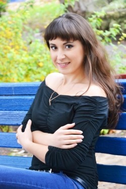 Photo of beautiful Ukraine    with black hair and brown eyes - 20915